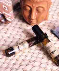 Aceites esenciales y figuras decorativas sobre mimbre.