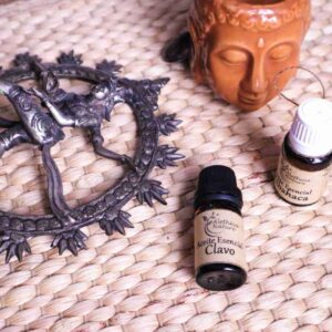Aceites esenciales, figura dragón y máscara decorativa.