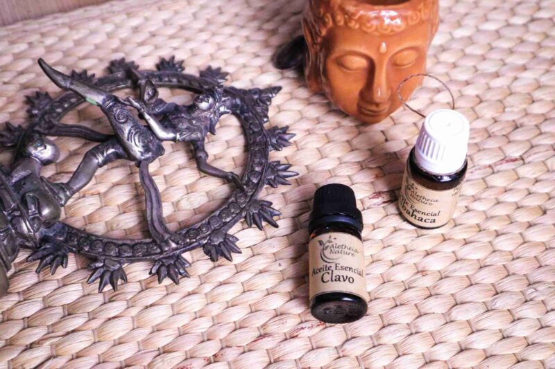 Aceites esenciales, figura dragón y máscara decorativa.