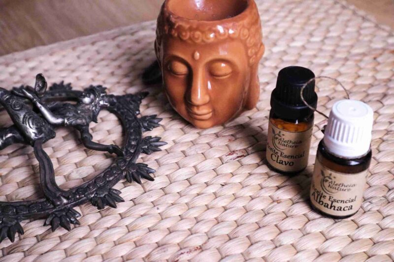 Aceites esenciales y decoración étnica en tejido.