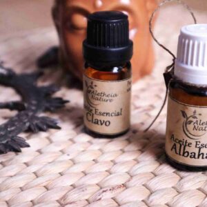 Aceites esenciales clavo y albahaca en tejido.
