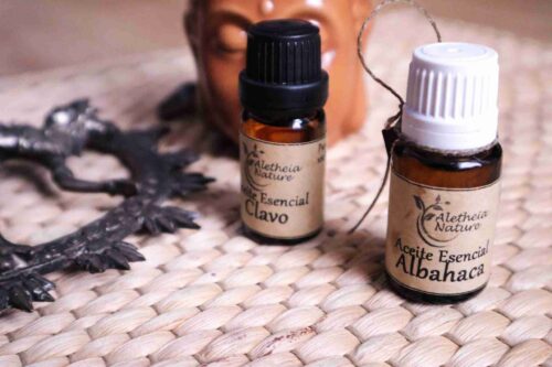 Aceites esenciales clavo y albahaca en tejido.