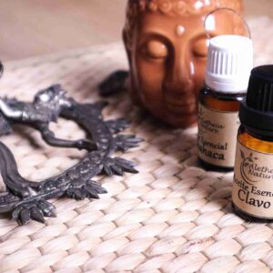 Aceites esenciales y figura de Buda en tejido.