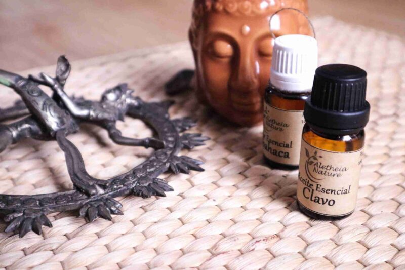 Aceites esenciales y figura de Buda en tejido.