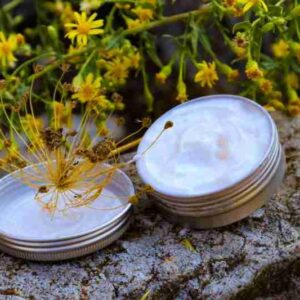 Crema cosmética natural con flores amarillas.