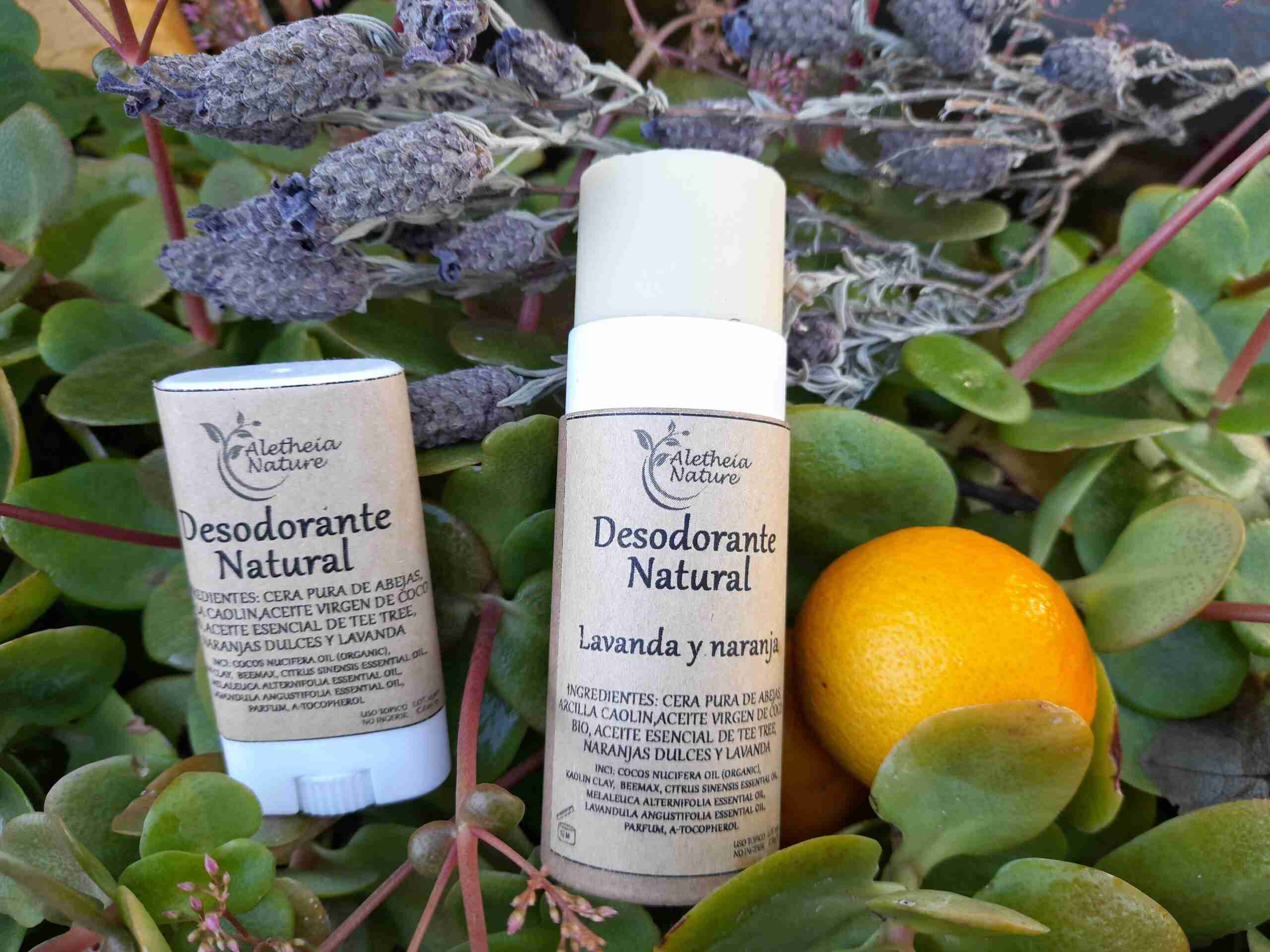 Desodorantes naturales entre plantas y naranja.