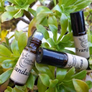 Aceites esenciales entre hojas verdes.