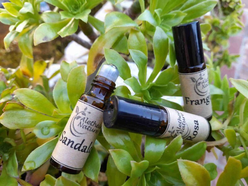 Aceites esenciales entre hojas verdes.