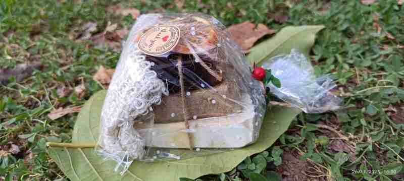 Panettone empacado en hoja verde.