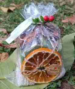 Paquete regalo con rodajas naranja deshidratadas.