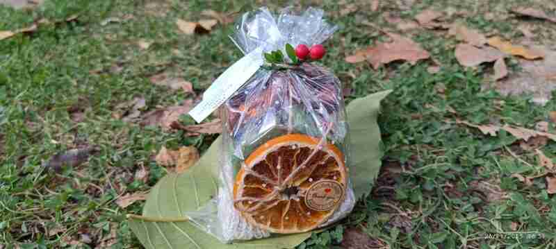Paquete regalo con rodajas naranja deshidratadas.