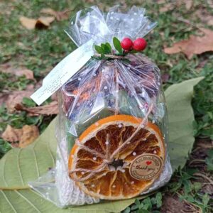 Paquete regalo con rodajas naranja deshidratadas.