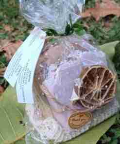 Jabón artesanal envuelto con hoja, sobre césped.