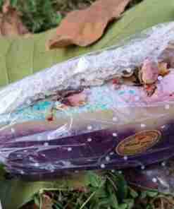 Pastel empaquetado en hoja verde.