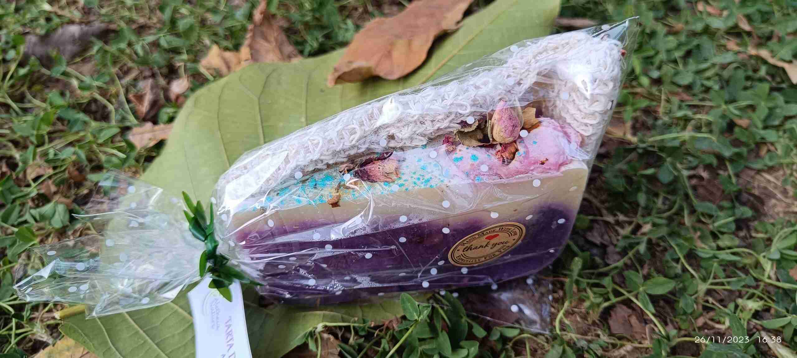 Pastel empaquetado en hoja verde.