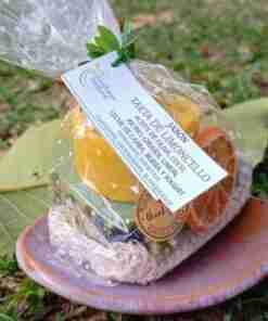 Jabón artesanal de limoncillo en jardín.