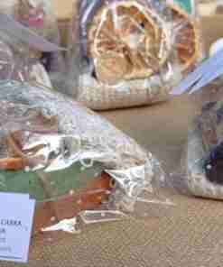Jabones artesanales envueltos en feria.