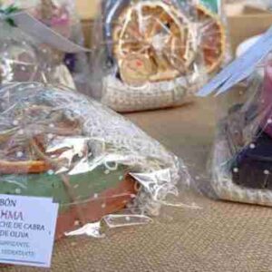 Jabones artesanales envueltos en feria.