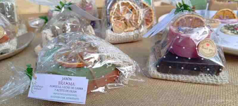 Jabones artesanales envueltos en feria.
