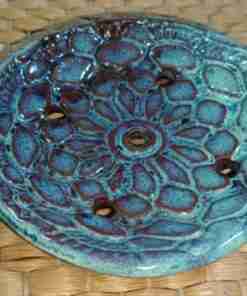 Posavasos cerámico azul sobre fondo mimbre.