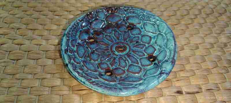 Posavasos cerámico azul sobre fondo mimbre.