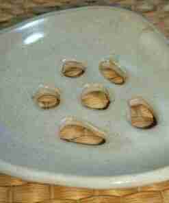 Posavasos cerámico artesanal sobre fondo mimbre.