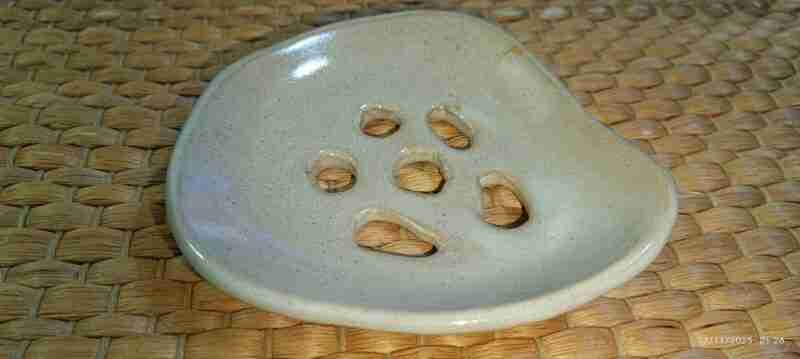 Posavasos cerámico artesanal sobre fondo mimbre.