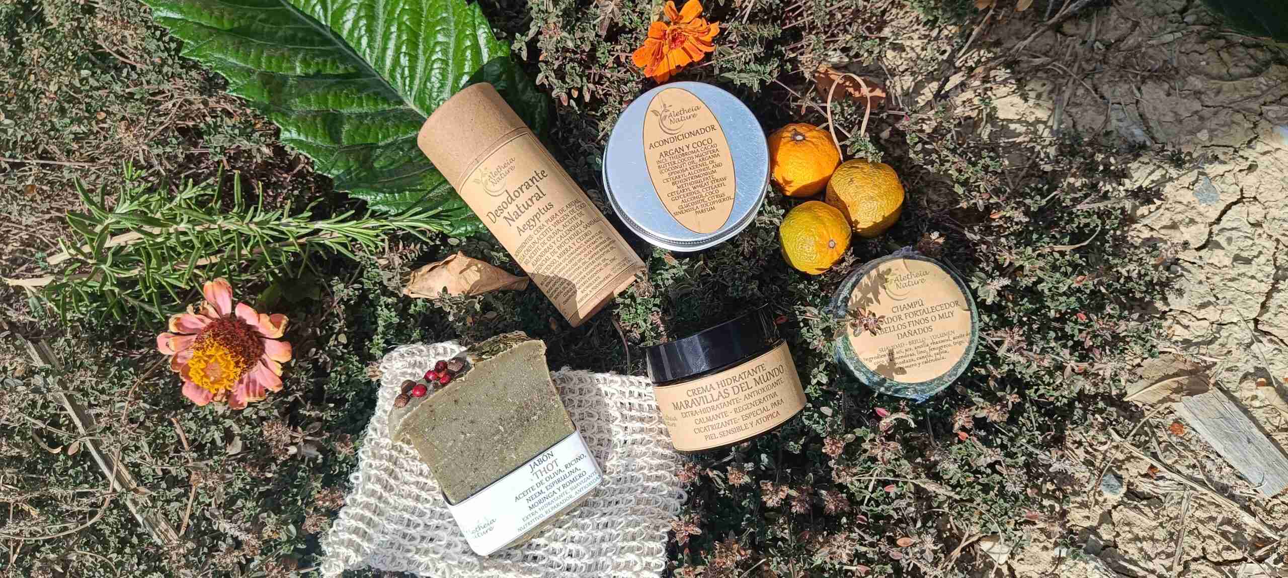Productos de belleza naturales sobre vegetación.