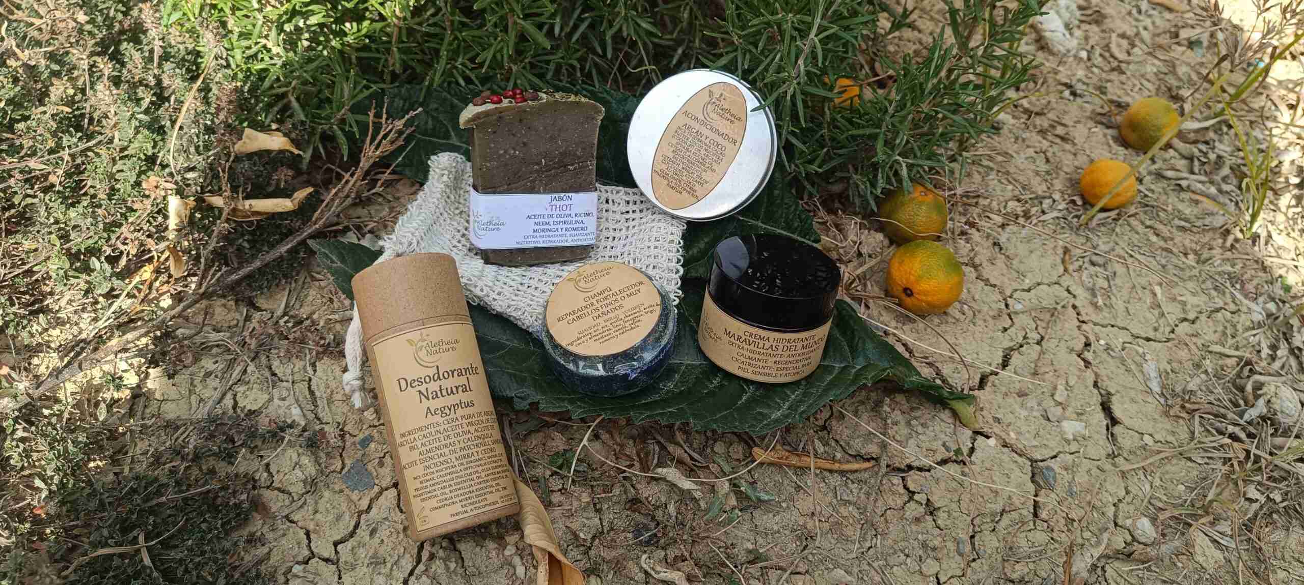 Productos de cosmética natural sobre hoja verde.