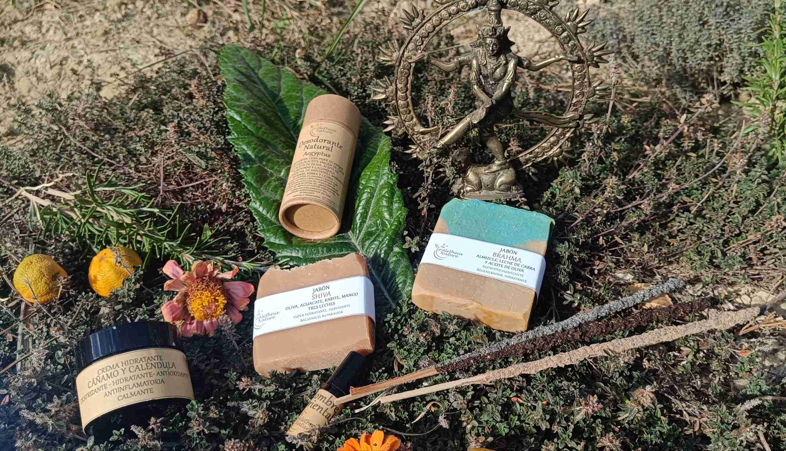 Productos de belleza naturales y ecológicos en naturaleza.