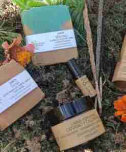 Productos cosméticos naturales y ecológicos en naturaleza.