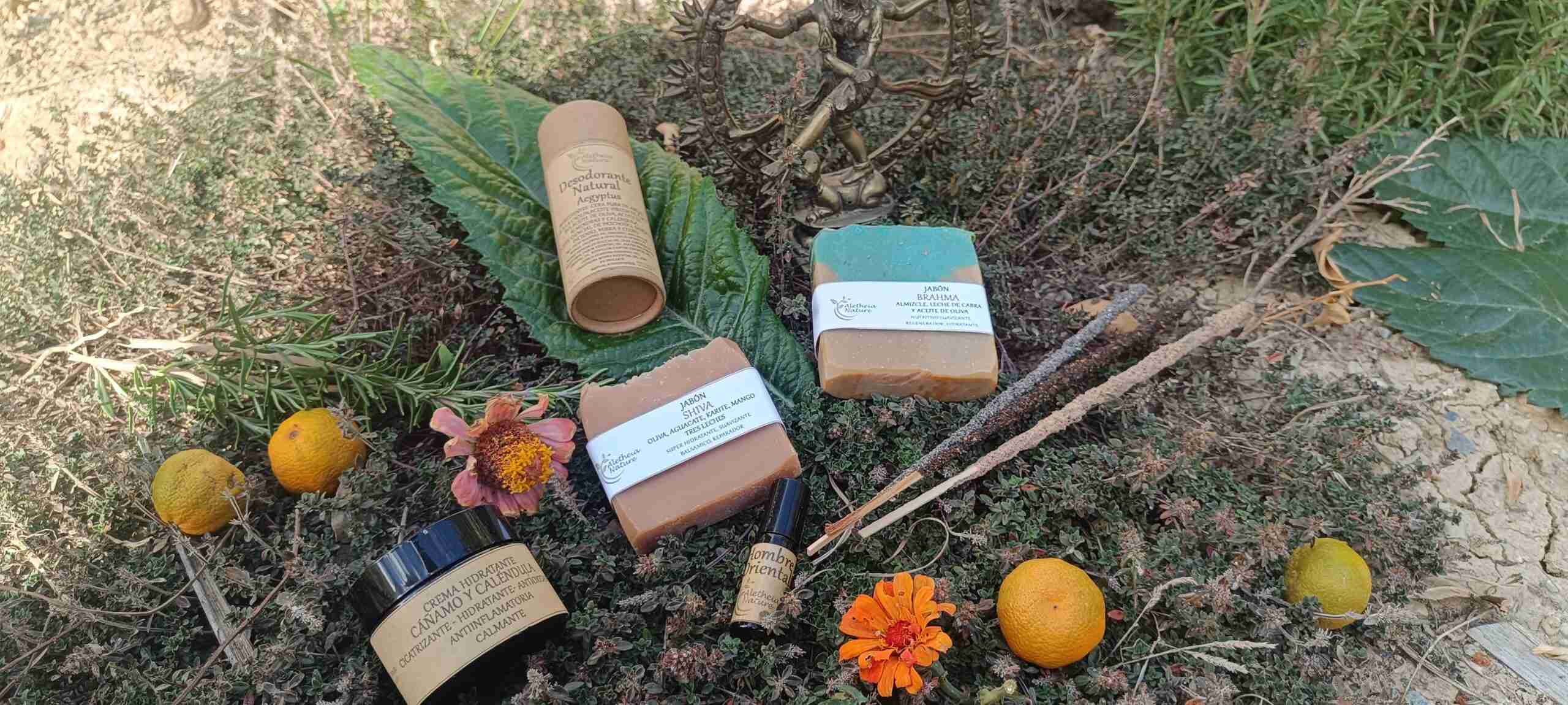 Productos de belleza naturales sobre vegetación.