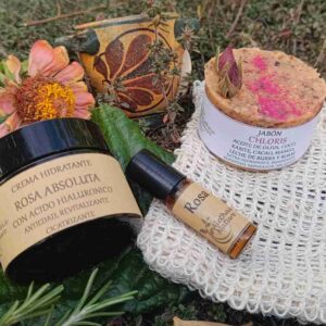 Productos cosméticos naturales con flores y hojas.