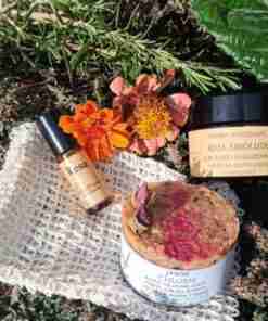 Cosméticos naturales y flores al aire libre.