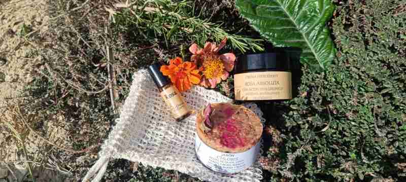 Cosméticos naturales y flores al aire libre.