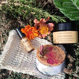 Cosméticos naturales y flores al aire libre.