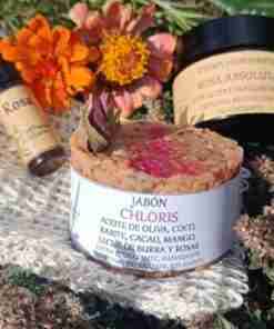 Productos cosméticos naturales con flores.