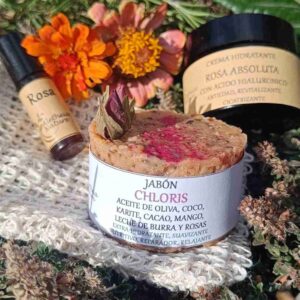 Productos cosméticos naturales con flores.