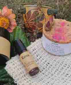 Productos cosméticos naturales con flores.