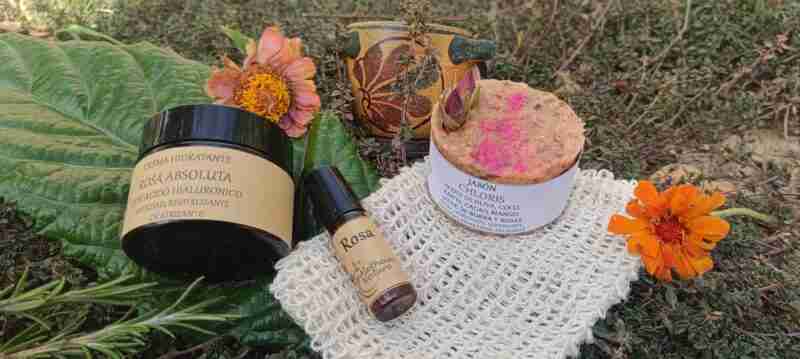 Productos cosméticos naturales con flores.