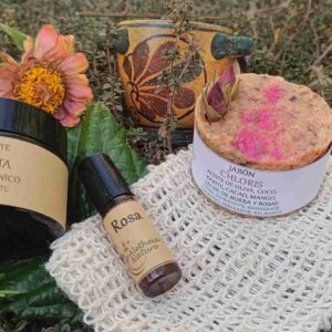 Productos cosméticos naturales con flores.