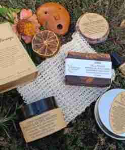 Productos cosméticos naturales y ecológicos en exterior.