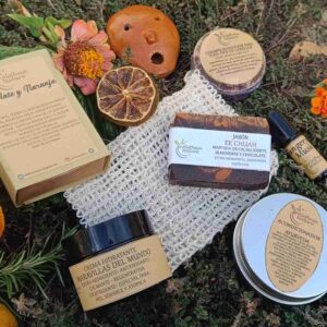 Productos cosméticos naturales y ecológicos en exterior.