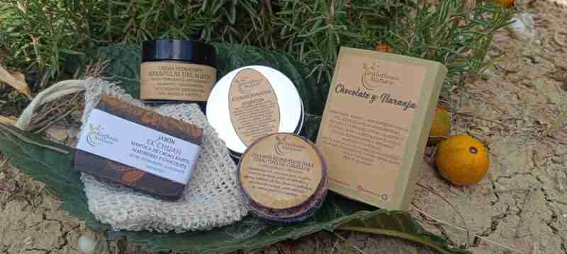 Productos cosméticos naturales con naranja.