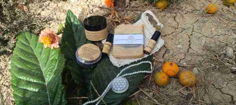 Productos de belleza naturales en exterior.