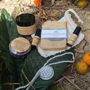 Productos de belleza naturales en exterior.