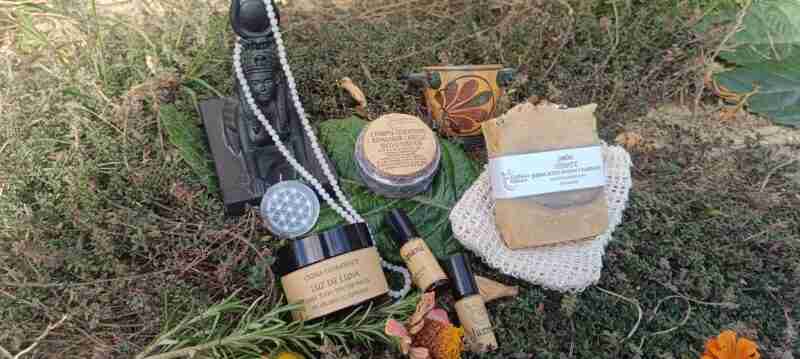 Productos de cuidado personal y espiritualidad en naturaleza.