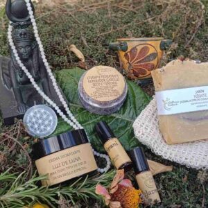 Productos de cuidado personal y espiritualidad en naturaleza.