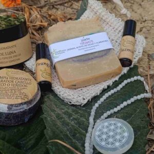 Productos naturales de cuidado personal junto a naranjas.