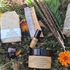 pack tyche Productos naturales de cuidado personal sobre hierba.